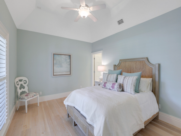 Luxurious Retreat with a Pool in Olde Naples, Steps from the Beach